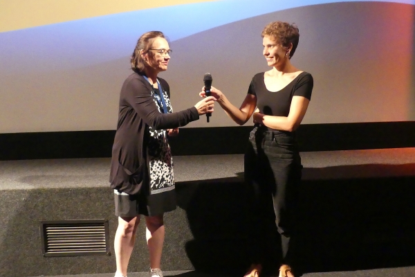 Moderatorin Kathrin Höhne, Laura Kansy (Regie) (© Antje Bultmann)