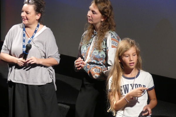 Moderatorin Anja Schmid, Alisa Kolosova (Regie) (© Antje Bultmann)