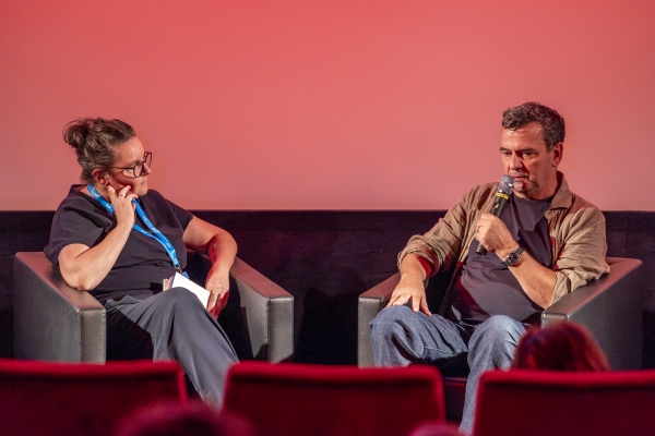 Anja Schmid (Moderation), Christian Petzold (Ehrengast) (© Pavel Broz)