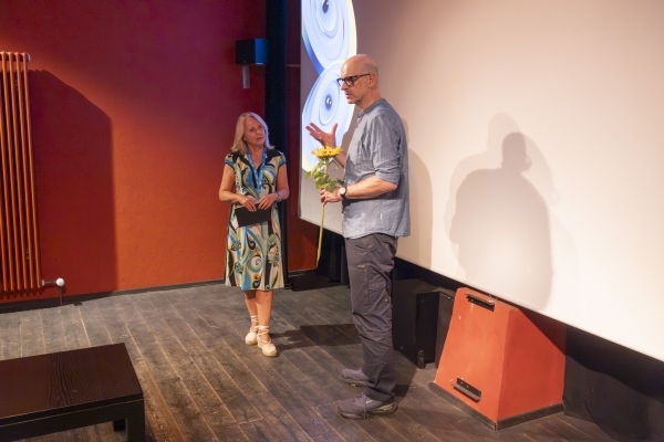 Eleonore Daniel (Moderation), Jens Schanze (REGIE MATERIA PRIMA - NEW ENERGY. OLD POWERS?) (© Jörg Reuther)