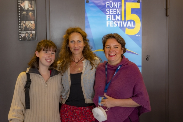 Regisseurin Sabine Lidl (Mitte) mit Tochter Hannah, Moderatorin Anja Schmid (© Jörg Reuther)