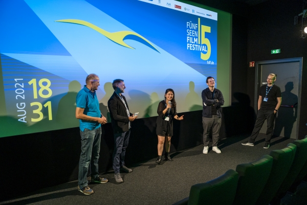 Moderatoren Robert Cramer und Nicolai Baehr, Regisseurin Marcela Vanegas (Film: Zu den vier Winden), Regisseur Bidzina Gogiberidze und Editor Klaus Willig (Film: Ich geh nirgendwohin)  (© Pavel Broz)